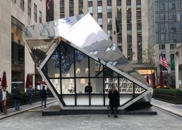 Daniel Libeskind designed a pop-up store for Swarovski at Rockefeller Center alongside the Christmas Tree topped with his iconic star design
